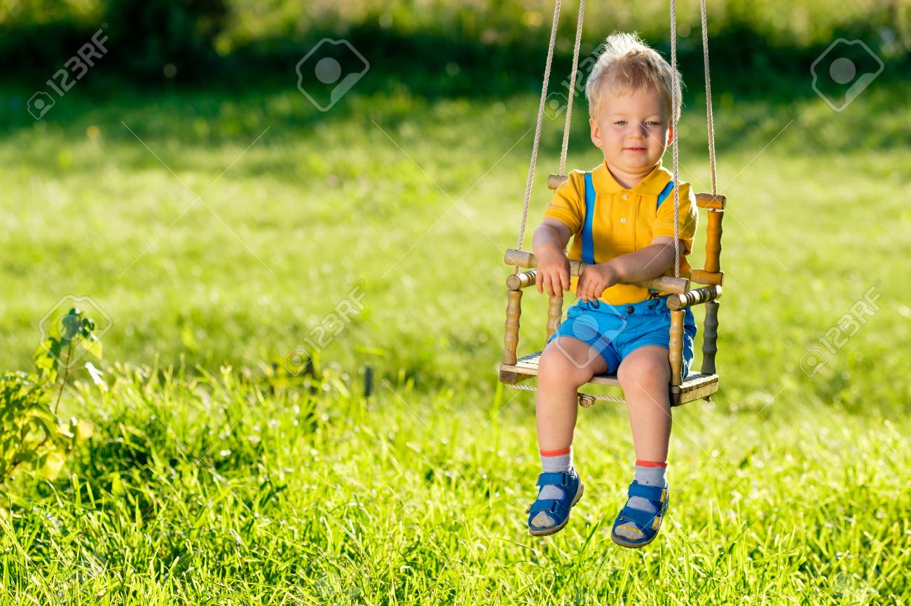 屋外で揺れる幼児の子供の肖像画 ブランコで1歳の男の子と田舎のシーン 健康な就学前の子供の夏の活動 外で遊んでる子供 の写真素材 画像素材 Image