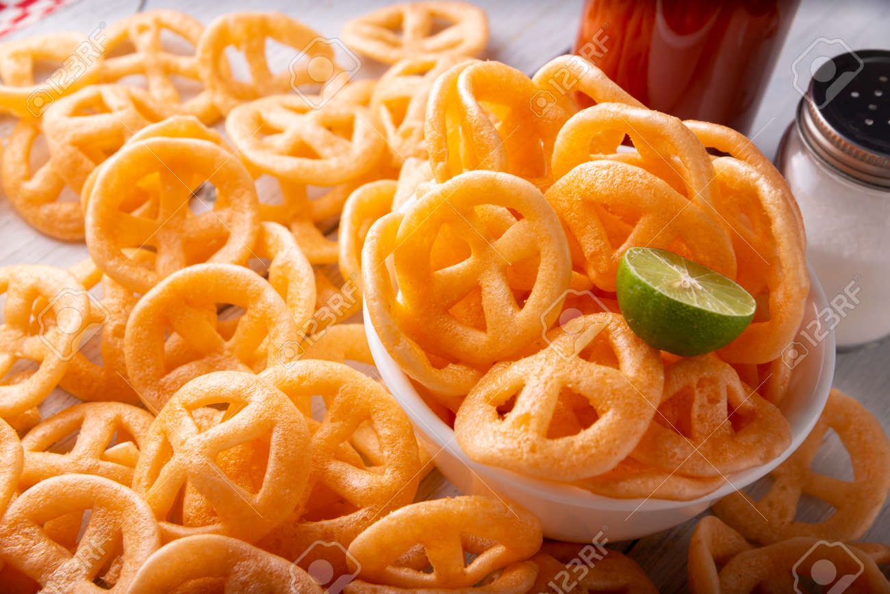 Chicharrones De Harina. También Conocidos Como Duros, Duritos, Ruedas De  Carreta Mexicana O Molinetes, Son Una Botana Muy Popular Hecha A Base De  Harina, Comúnmente Acompañada Con Salsa Picante Y Jugo De
