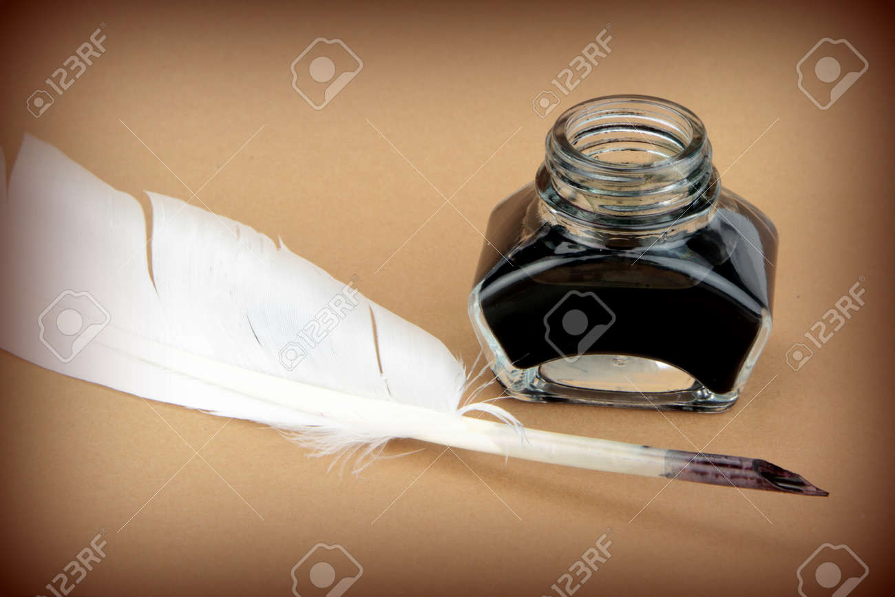 羽ペンとガラス インクボトル イメージに近い の写真素材 画像素材 Image