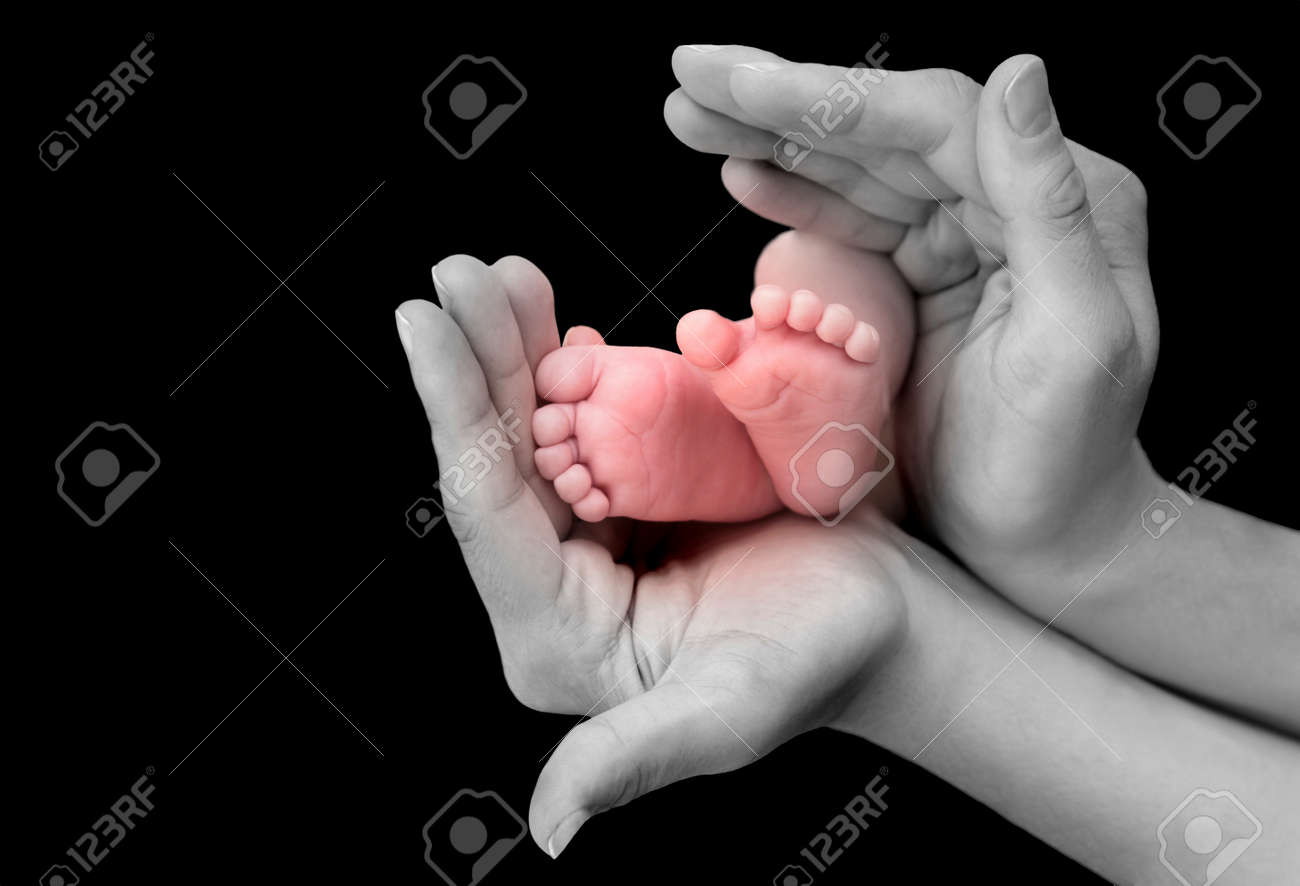 Noir Et Blanc Baby Foot Dans Les Mains De La Mere Sur Fond Noir Banque D Images Et Photos Libres De Droits Image
