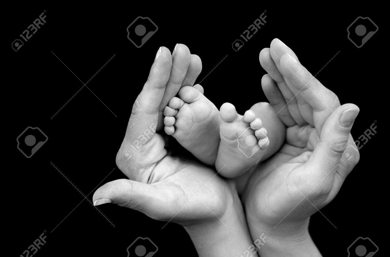Noir Et Blanc Baby Foot Dans Les Mains De La Mere Sur Fond Noir Banque D Images Et Photos Libres De Droits Image