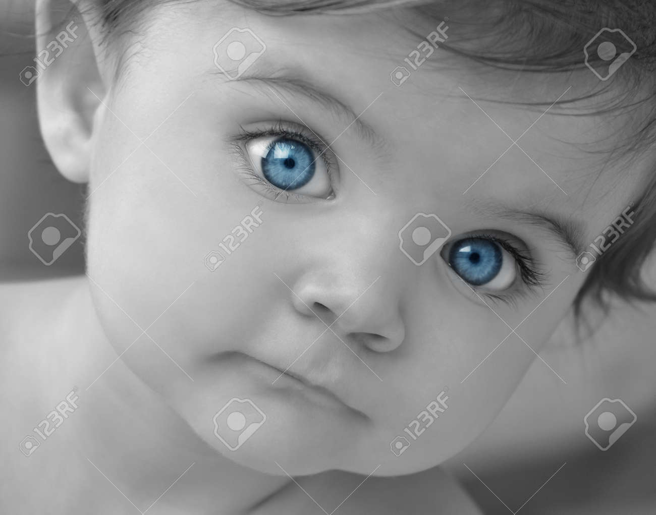 Un Jeune Bebe Est Avec Des Yeux Bleus Lumineux En Noir Et Blanc Banque D Images Et Photos Libres De Droits Image Un Jeune Bebe Est Avec Des Yeux Bleus Lumineux En Noir Et Blanc Banque D Images Et Photos Libres De Droits Image