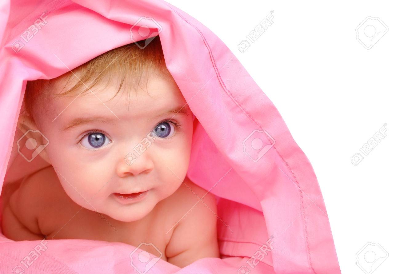 かわいい赤ちゃん女の子を凝視している彼女は 白い背景の追加 テキストを右側に子育て子供のためにそれを使用上で分離されてピンクのシートの毛布の下に隠れてやコンセプトが大好き の写真素材 画像素材 Image かわいい赤ちゃん女の子を凝視している彼女は 白い背景の追加 テキストを右側に子育て子供のためにそれを使用上で分離されてピンクのシートの毛布の下に隠れてやコンセプトが大好き の写真素材 画像素材 Image