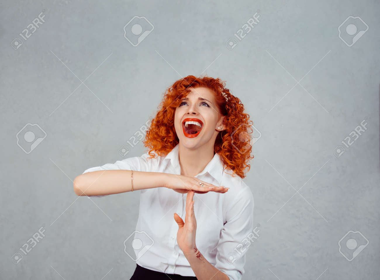 Demasiadas coisas para fazer. jovem ruiva mulher encaracolada mostrando tempo fora gesto de mão, frustrado gritando para parar isolado no fundo cinza cinza da parede. emoções humanas enfrentam expressão sentimentos reação - 144200130 Demasiadas coisas para fazer. jovem ruiva mulher encaracolada mostrando tempo fora gesto de mão, frustrado gritando para parar isolado no fundo cinza cinza da parede. emoções humanas enfrentam expressão sentimentos reação - 144200130