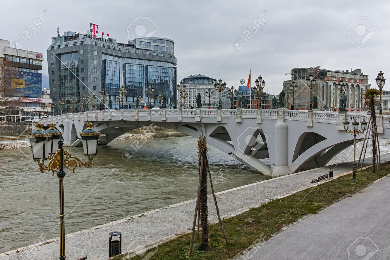 スコピエ共和国マケドニア共和国 2月 24 18 スコピエ市の文明とヴァルダル川の橋 マケドニア共和国 の写真素材 画像素材 Image
