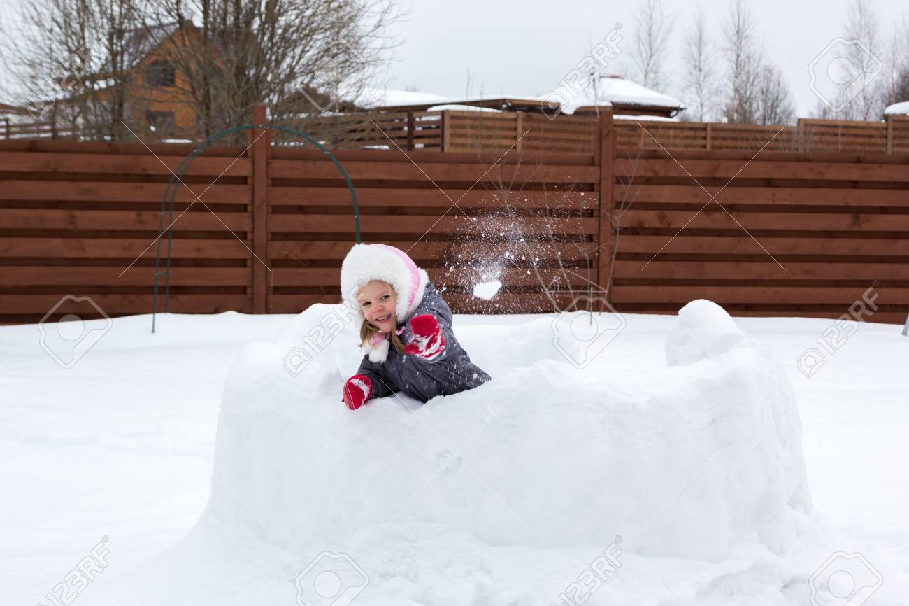 雪玉を再生雪要塞の女の子 の写真素材 画像素材 Image