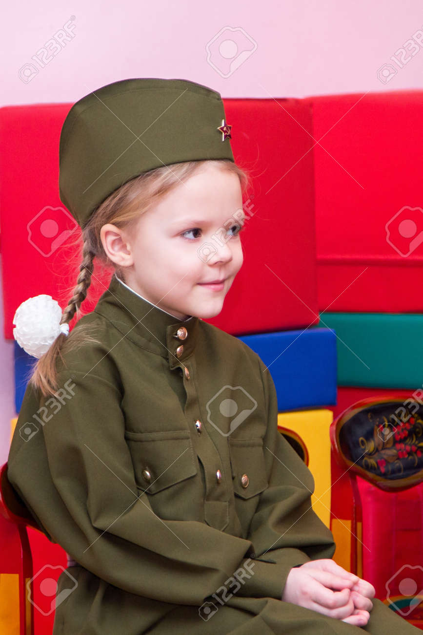 ソ連軍の軍服と帽子をかぶった少女 の写真素材 画像素材 Image ソ連軍の軍服と帽子をかぶった少女 の写真素材 画像素材 Image