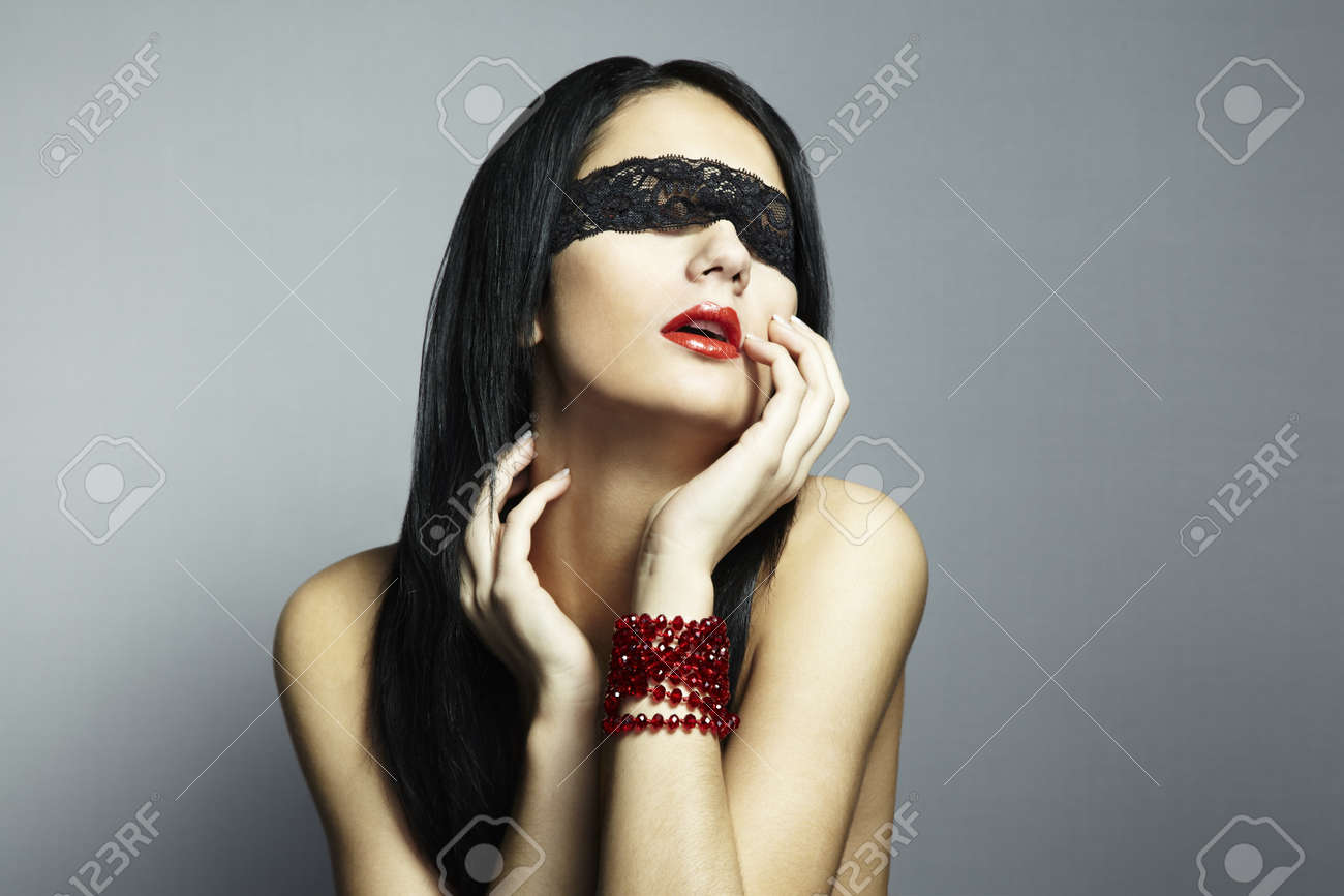 目隠しを若い女性のファッションの肖像画 の写真素材 画像素材 Image 目隠しを若い女性のファッションの肖像画 の写真素材 画像素材 Image