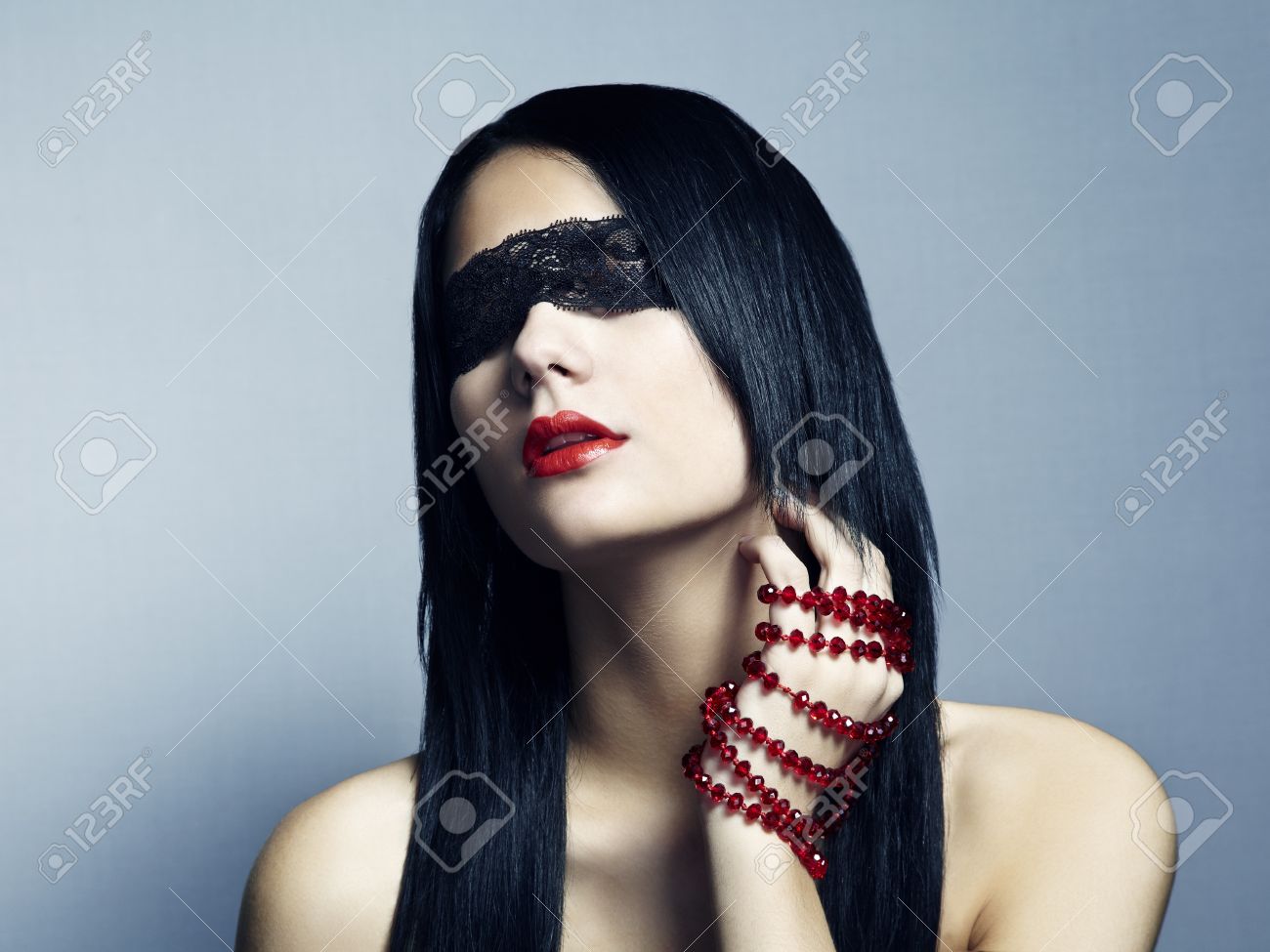 目隠しを若い女性のファッションの肖像画 の写真素材 画像素材 Image 目隠しを若い女性のファッションの肖像画 の写真素材 画像素材 Image