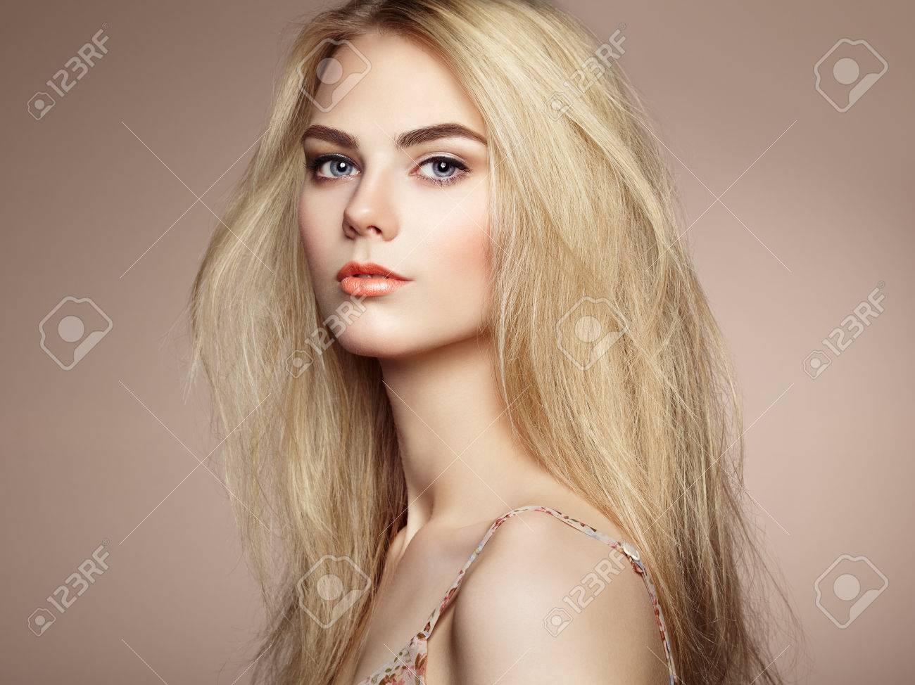 Retrato De Moda De Mujer Elegante Con El Pelo Magnifico La Muchacha Rubia Maquillaje Perfecto Peinado Fotos Retratos Imagenes Y Fotografia De Archivo Libres De Derecho Image 39409350