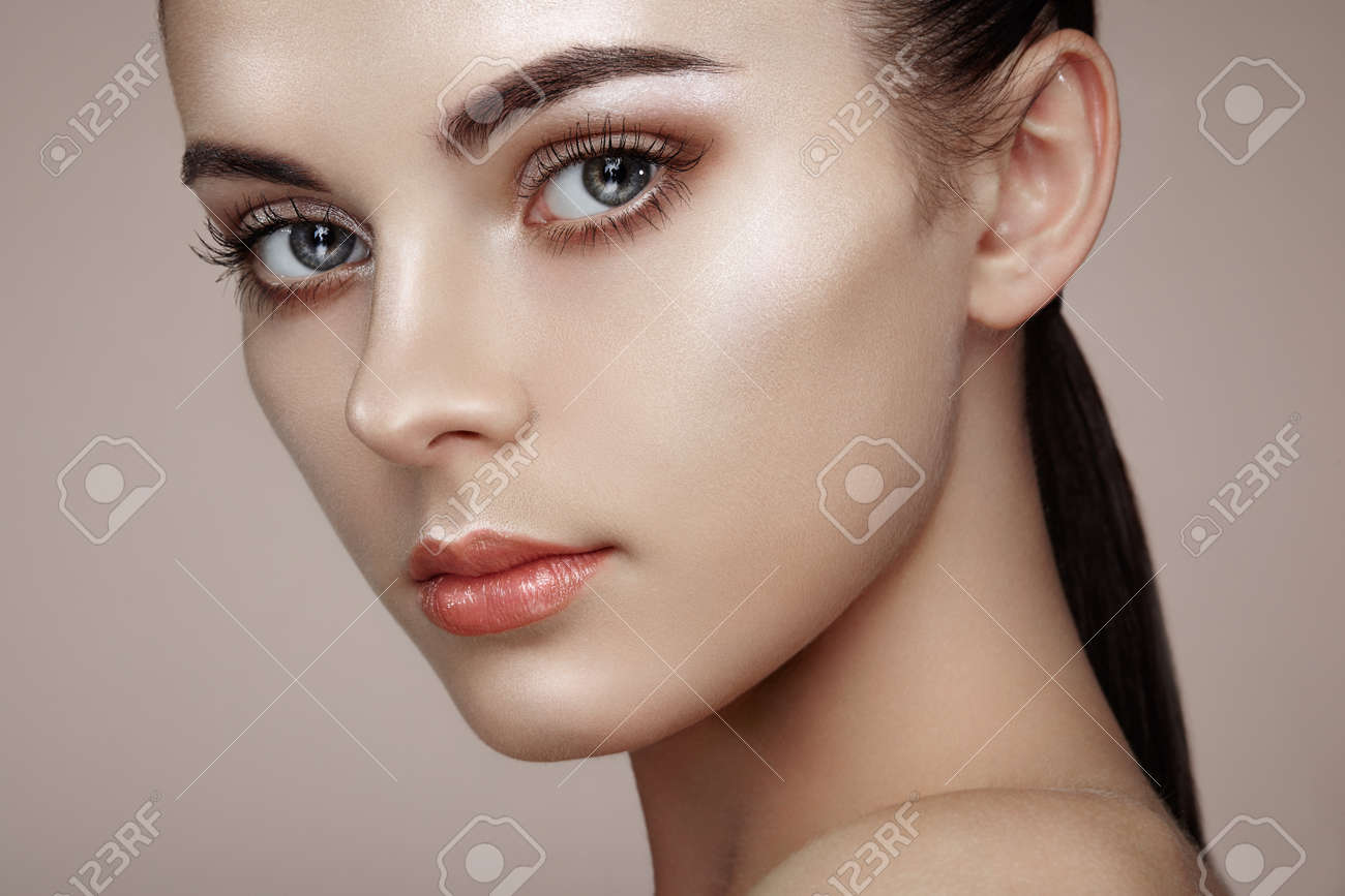 Beau Visage De Femme Maquillage Parfait Beaute Mode Cils Fard A Paupieres Cosmetique Soulignant Banque D Images Et Photos Libres De Droits Image