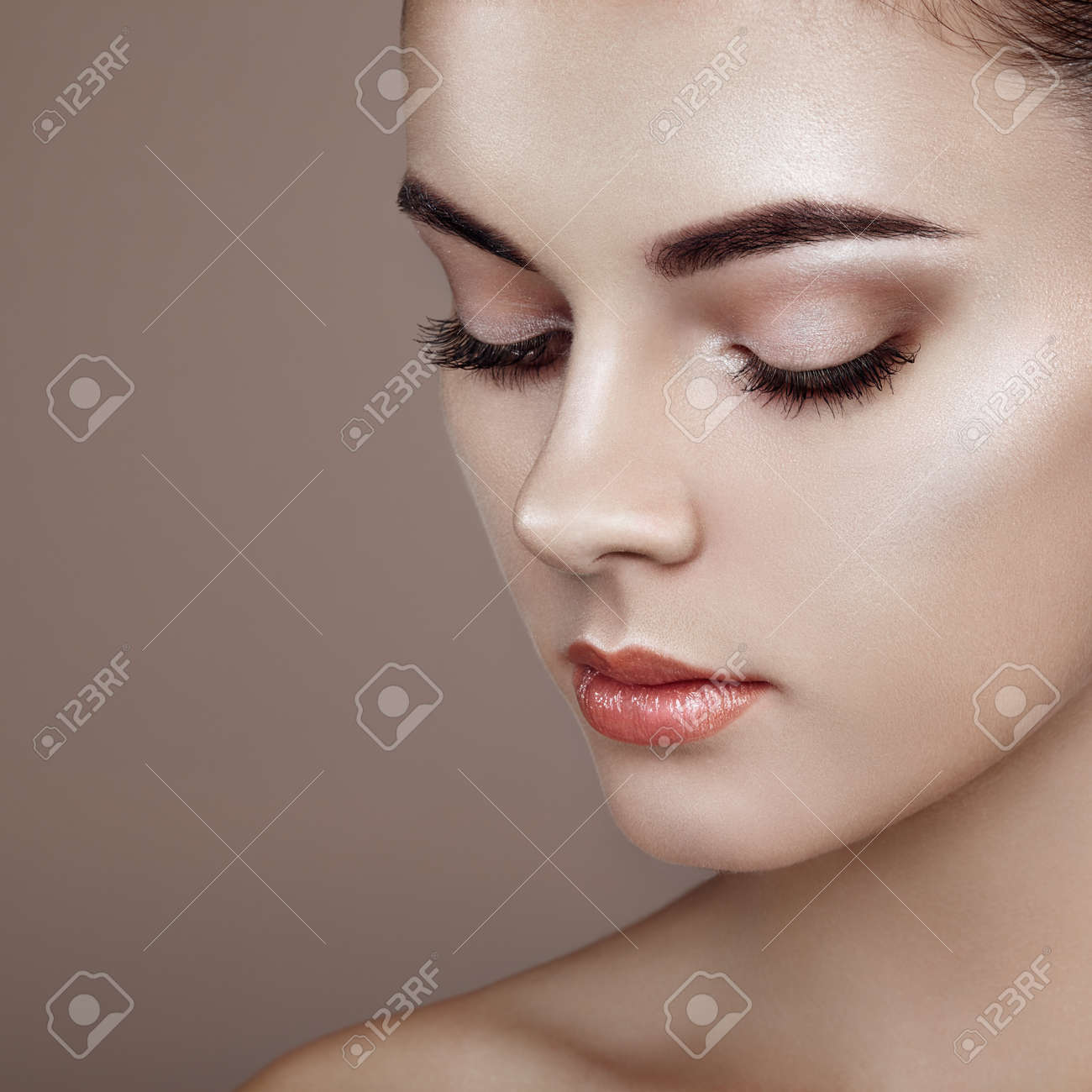 44154557-rostro-de-mujer-hermosa-maquillaje-perfecto-manera-de-la-belleza-pesta%C3%B1as-sombra-de-ojos-cosm%C3%A9tica-destac.jpg