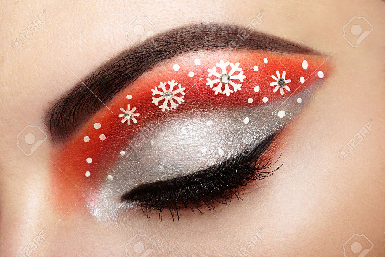 Fille makeover yeux des flocons de neige. maquillage d\u0027hiver de noël. mode beauté. Cils. Fard à paupières cosmétique. détail de maquillage. Creative