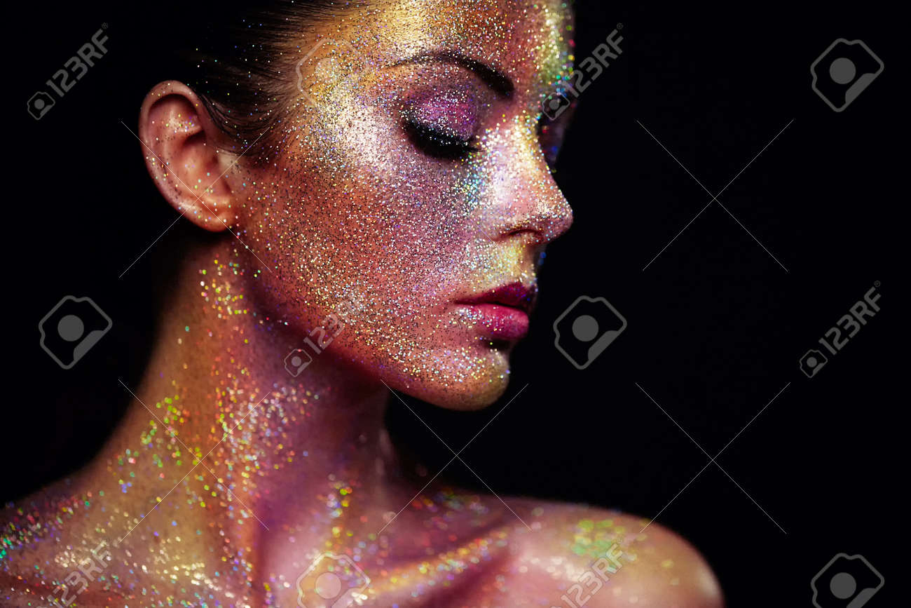 Portrait Der Schonen Frau Mit Scheinen Auf Ihrem Gesicht Madchen Mit Kunst Make Up Im Farblicht Mode Modell Mit Buntem Make Up Lizenzfreie Fotos Bilder Und Stock Fotografie Image