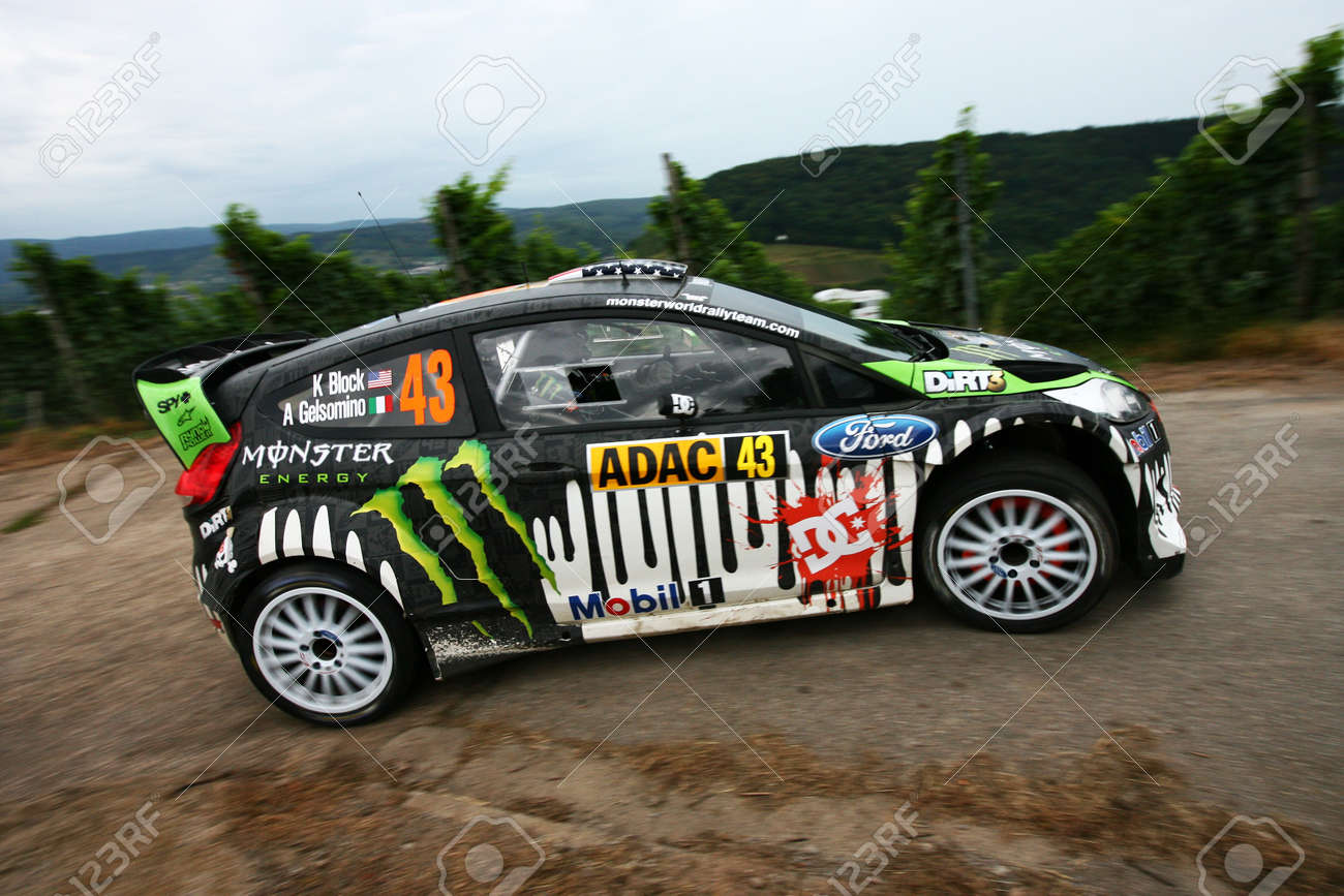 トリーア ドイツ 11 年 8 月 21 日 ケン ブロックと彼の Codriver アレックス ジェルソミーノのフォード フィエスタ Wrc Adac ドイツ ラリー 11 年の梅雨 Ss16 で の写真素材 画像素材 Image