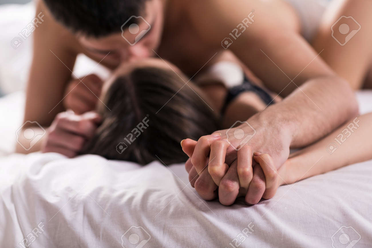 若い恋人たちの手に焦点を当てたのベッドの上にキス の写真素材 画像素材 Image 若い恋人たちの手に焦点を当てたのベッドの上にキス の写真素材 画像素材 Image