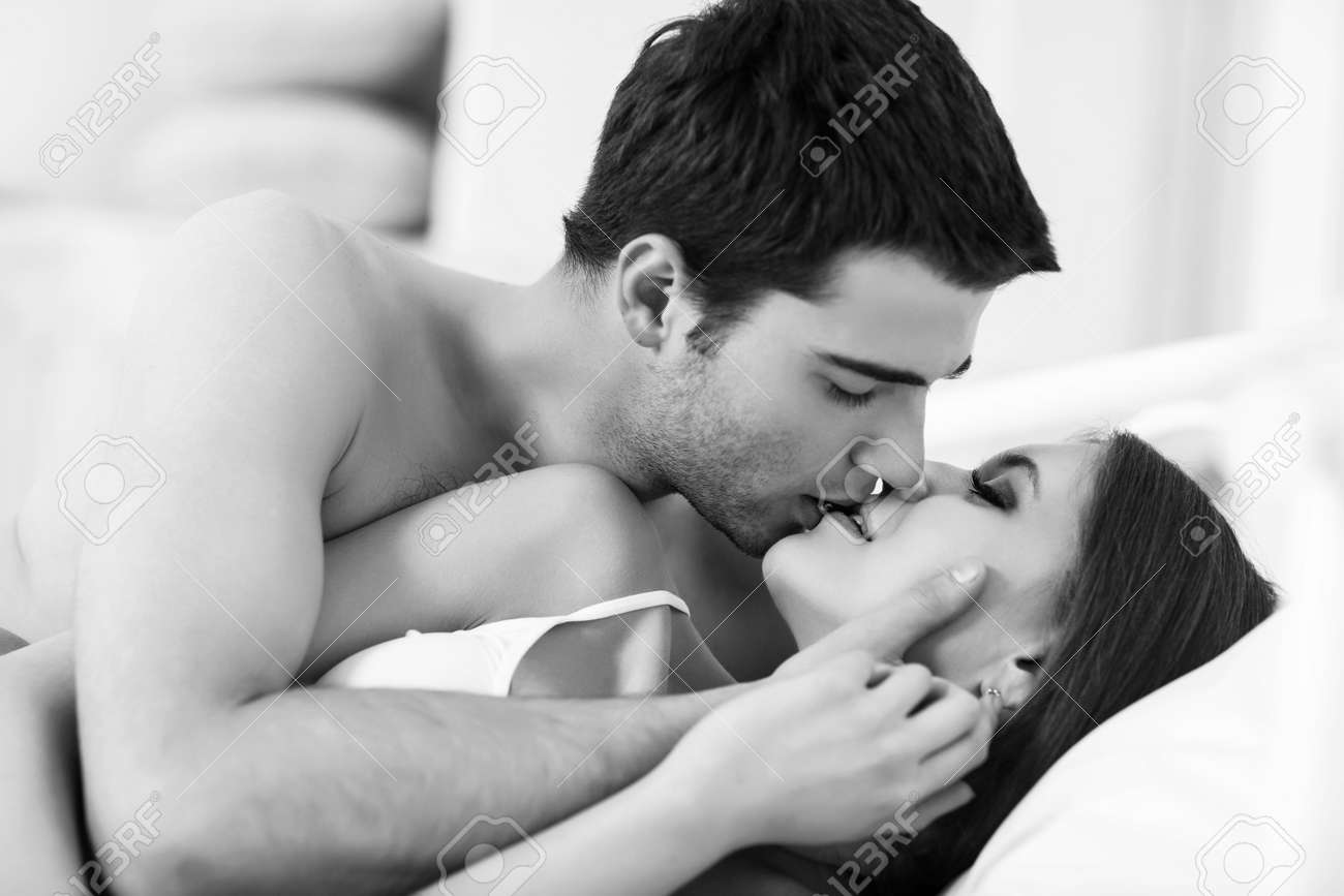 Jeune Couple Passionne De Faire L Amour Dans Le Lit Banque D Images Et Photos Libres De Droits Image Jeune Couple Passionne De Faire L Amour Dans Le Lit Banque D Images Et Photos Libres De Droits Image