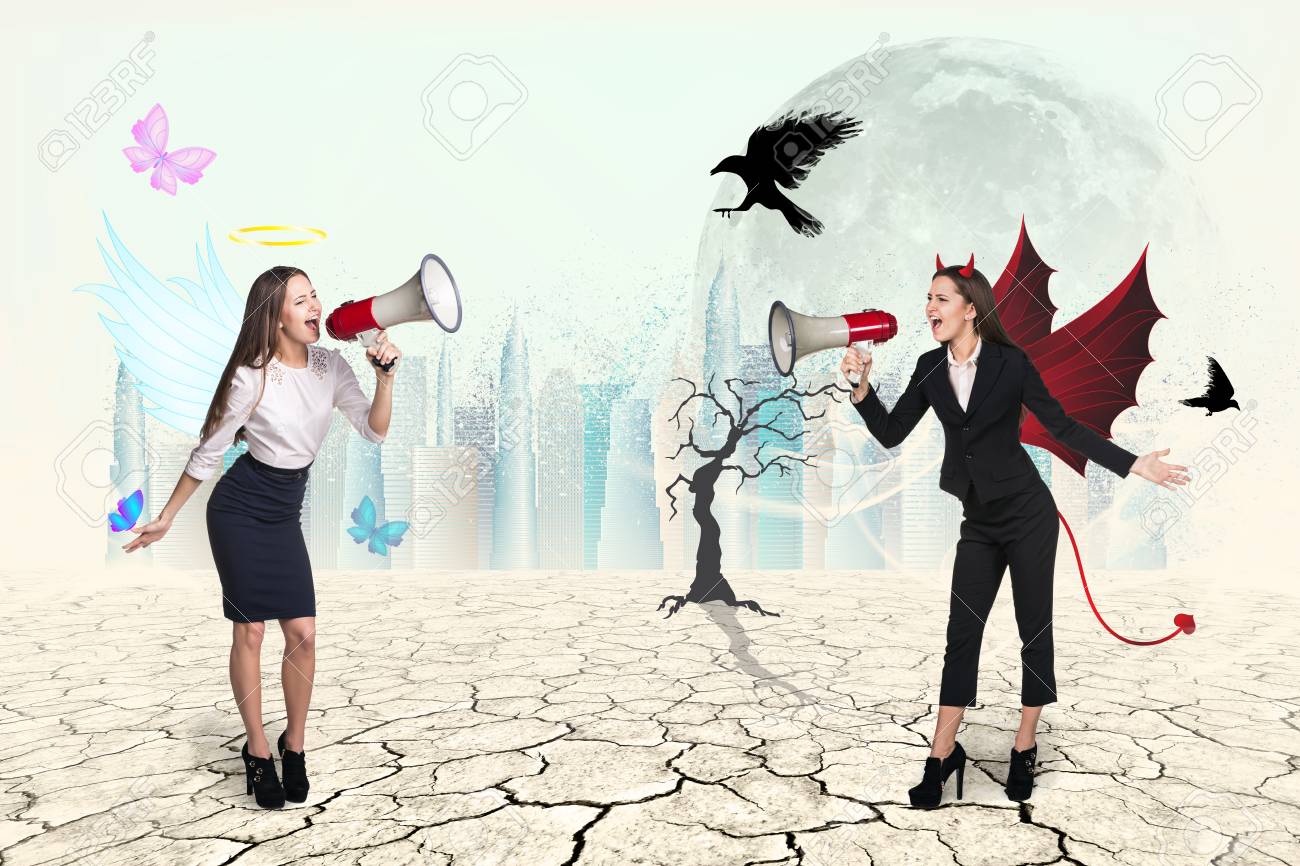 砂漠でメガホンで天使と悪魔の少女の肖像画 の写真素材 画像素材 Image