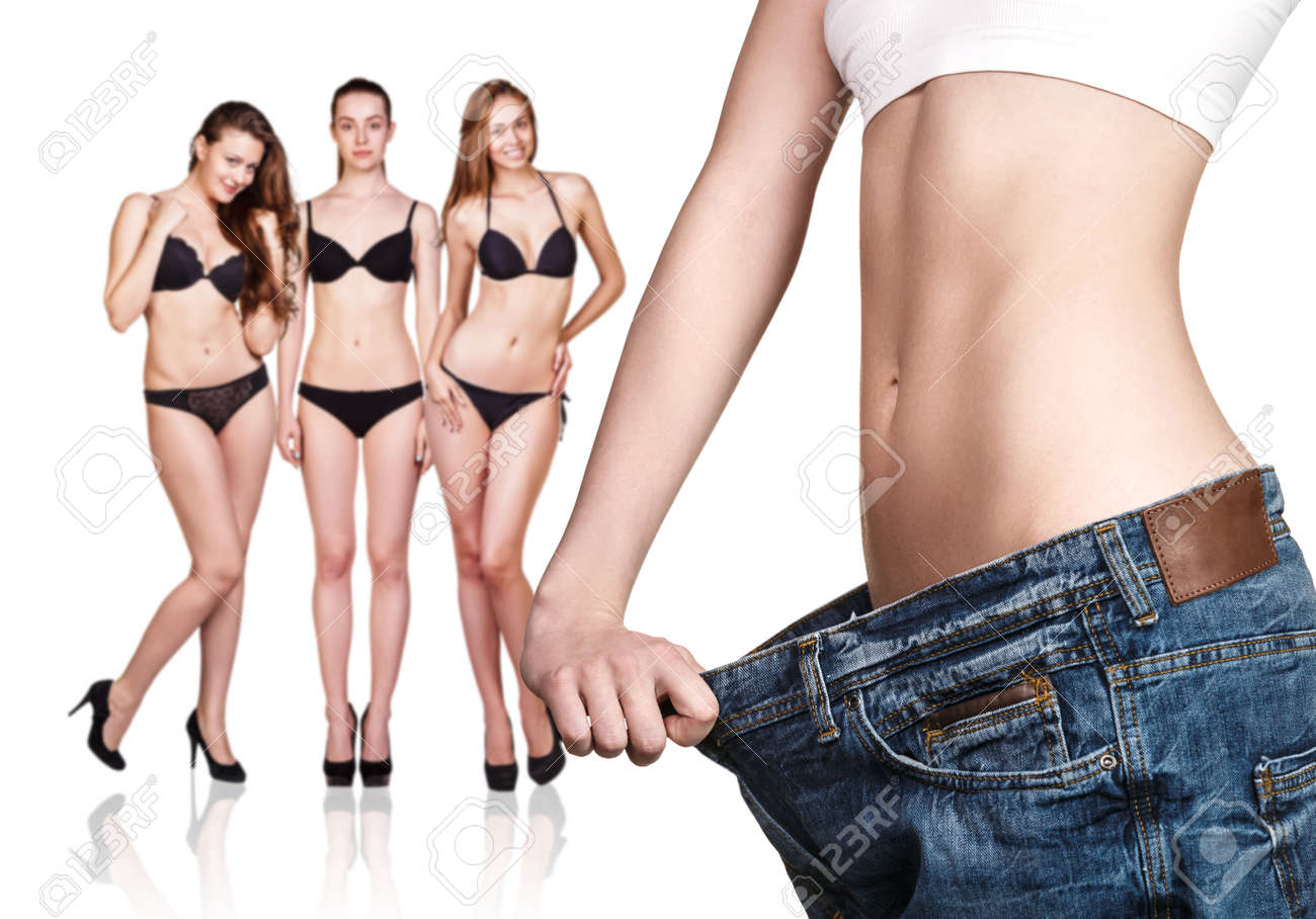 여자는 마른 체형과 오래 된 큰 청바지를 입고하여 결과를 보여주는되었다 로열티 무료 사진, 그림, 이미지 그리고 스톡포토그래피.  Image 63208590