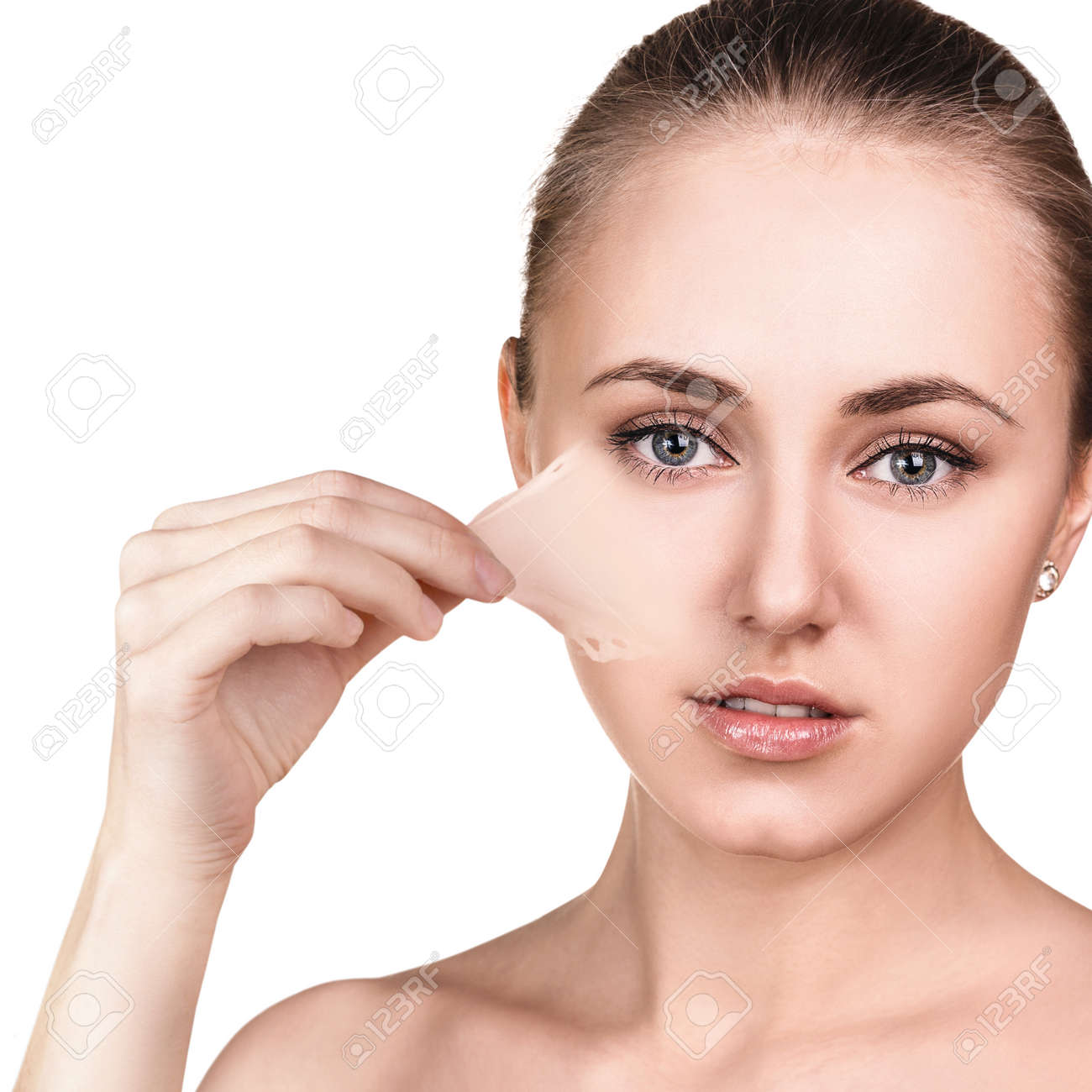 女性は 顔から彼女の古い乾燥肌を削除します の写真素材 画像素材 Image