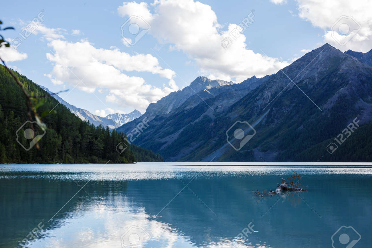 山と湖の美しい風景。の写真素材・画像素材 Image 82191985