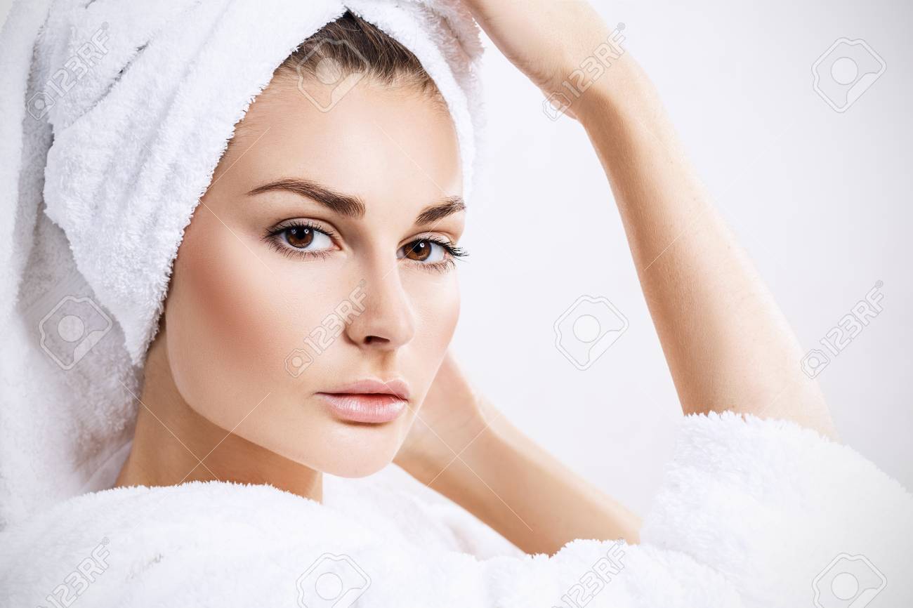 頭にバスタオルを持つ官能的な女 の写真素材 画像素材 Image
