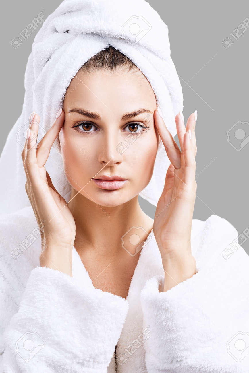 頭にバスタオルを持つ官能的な女 の写真素材 画像素材 Image 7502