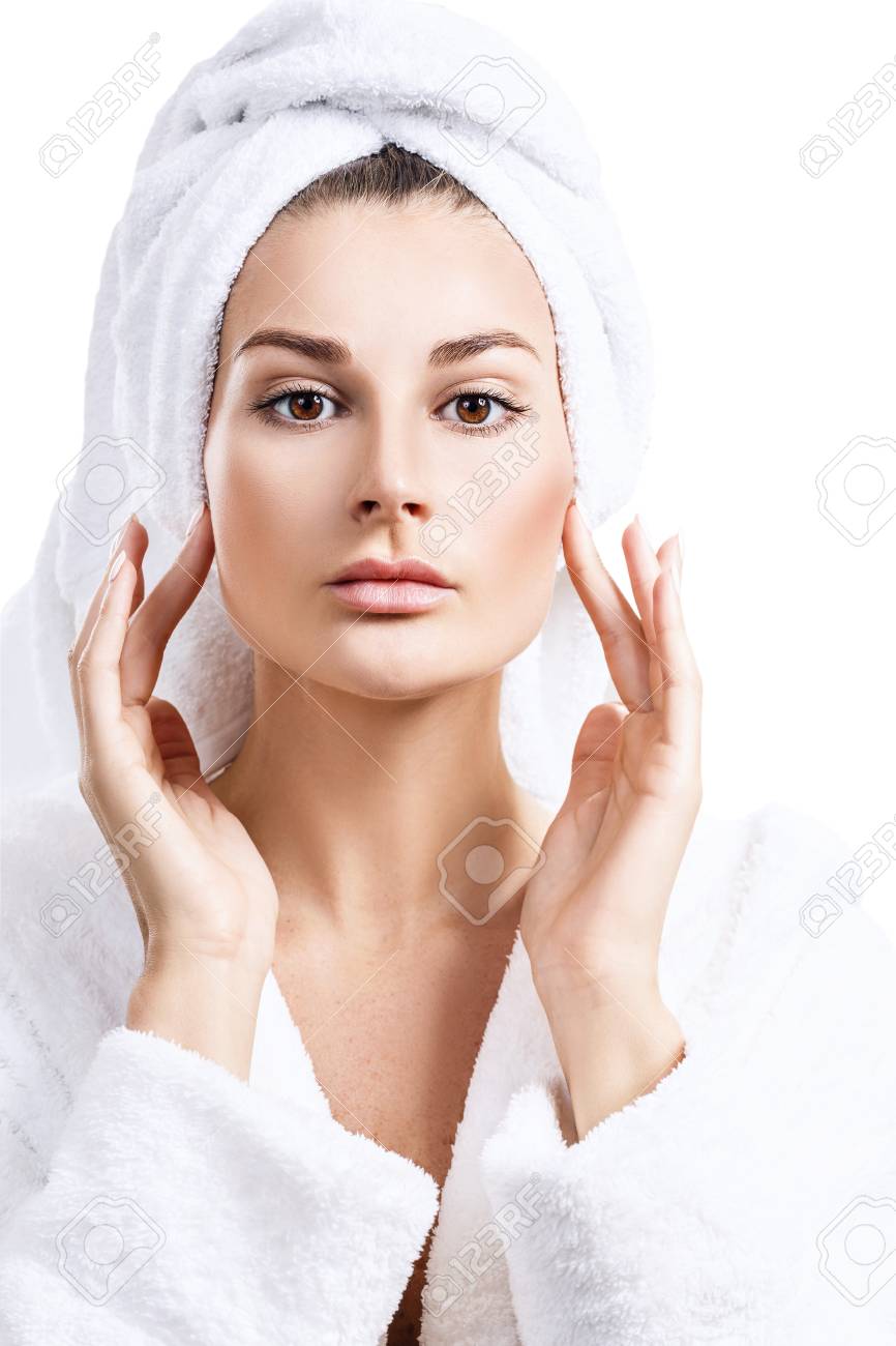 頭にバスタオルを持つ官能的な女 の写真素材 画像素材 Image
