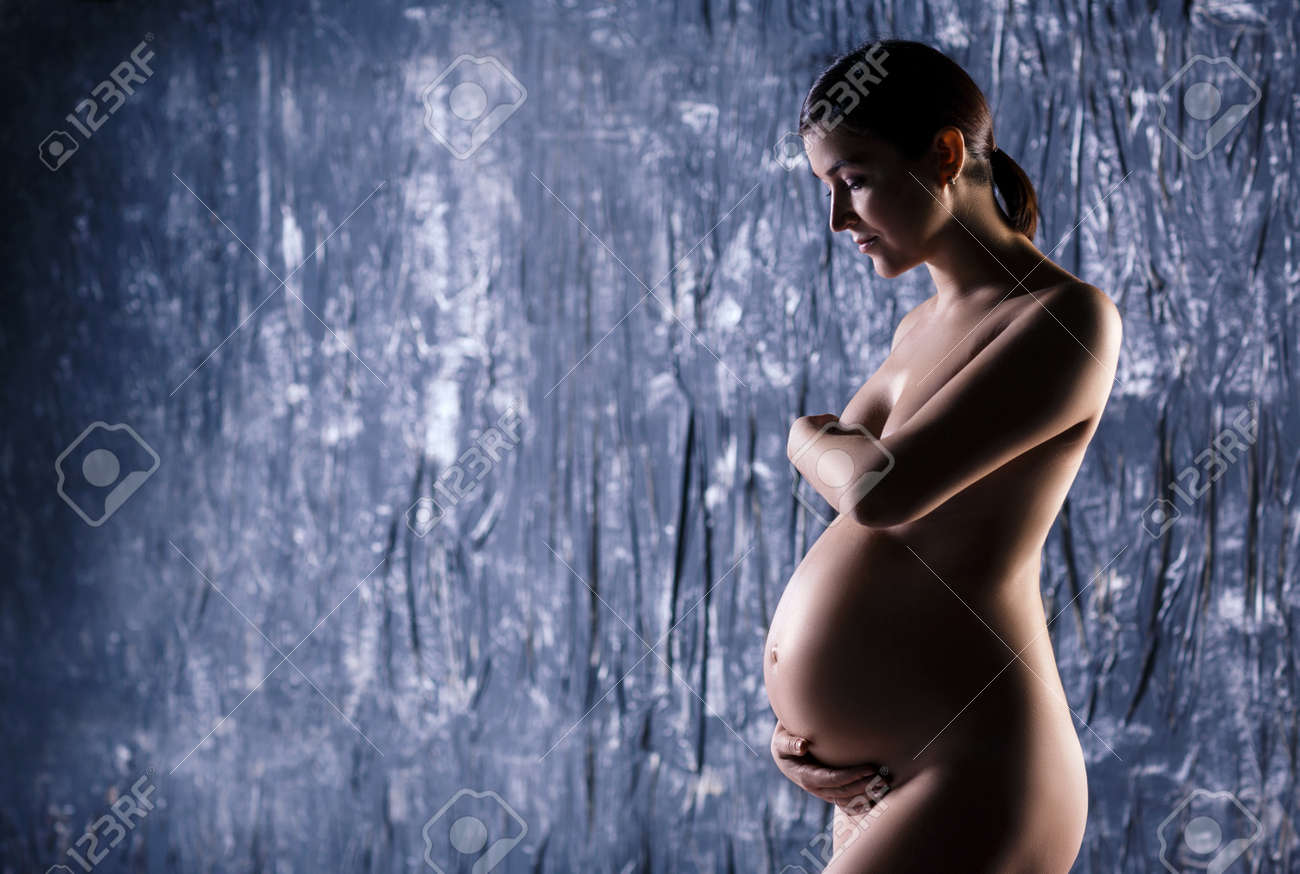 綺麗な妊婦ヌード 巨大な美しい腹を持つ裸の妊婦。の写真素材・画像素材 Image 98592020