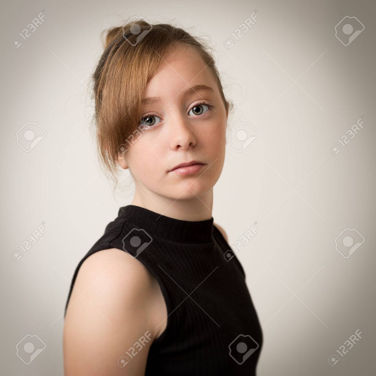 髪を束ねる黒い乗馬服灰色の背景に対して隔離される身に着けていると美しい 10 代の生姜少女の肖像画 の写真素材 画像素材 Image 髪を束ねる黒い乗馬服灰色の背景に対して隔離される身に着けていると美しい 10 代の生姜少女の肖像画 の写真素材 画像素材 Image