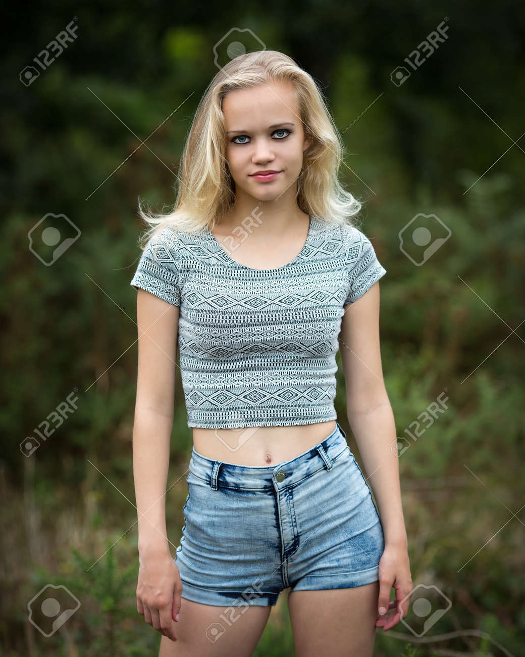 Aussen Naturliches Licht Portrat Einer Schonen Teenager Madchen Blond Im Wald Stehen In Kurzen Hosen Und Bauchnabels Zeigt Lizenzfreie Fotos Bilder Und Stock Fotografie Image 55571234