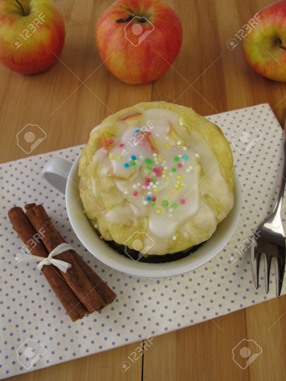 電子レンジから砂糖のアイシングでアップル マグカップ ケーキ の写真素材 画像素材 Image 電子レンジから砂糖のアイシングでアップル マグカップ ケーキ の写真素材 画像素材 Image