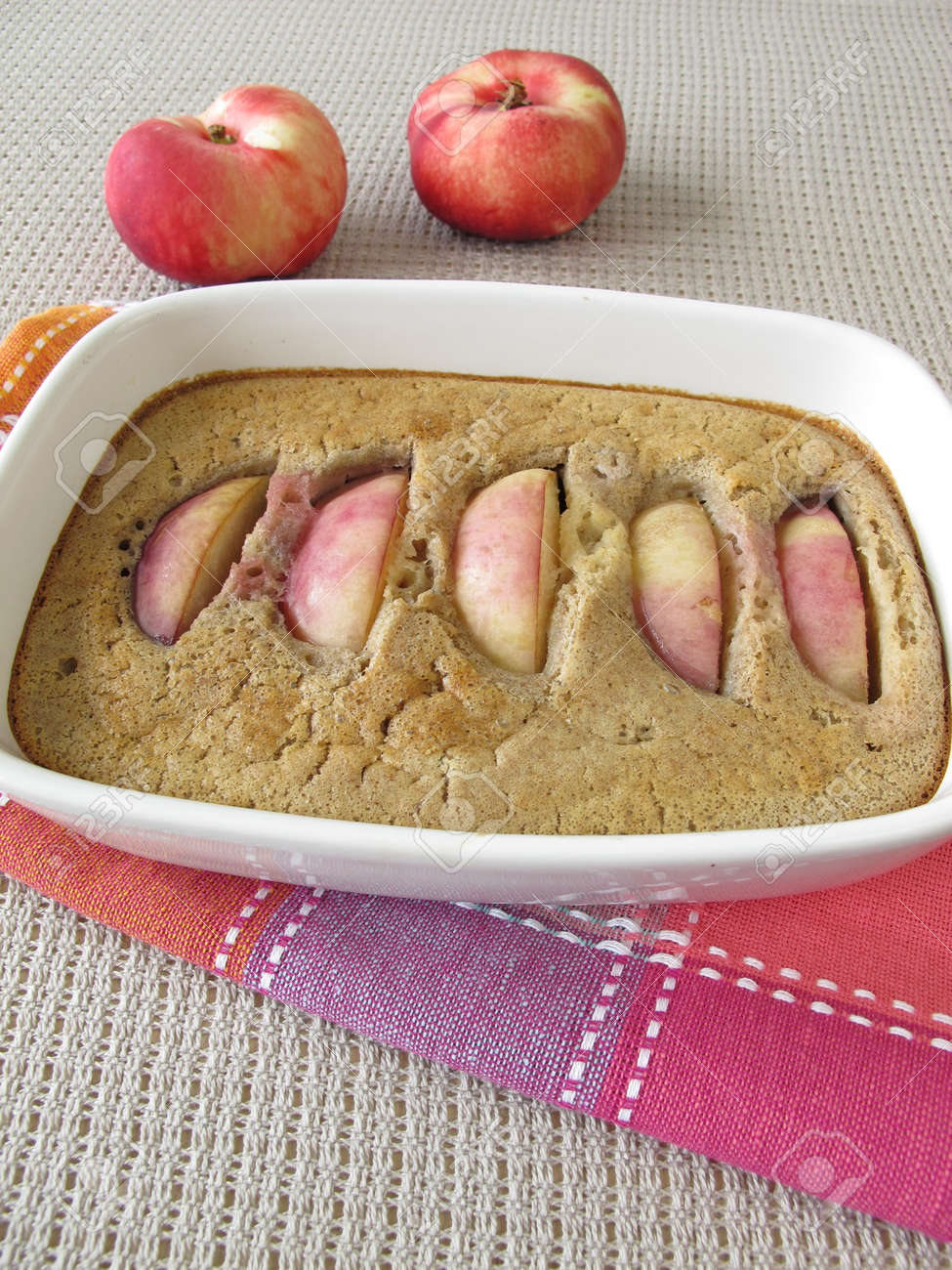 そば粉とグルテン フリーのネクタリンのクラフティ の写真素材 画像素材 Image