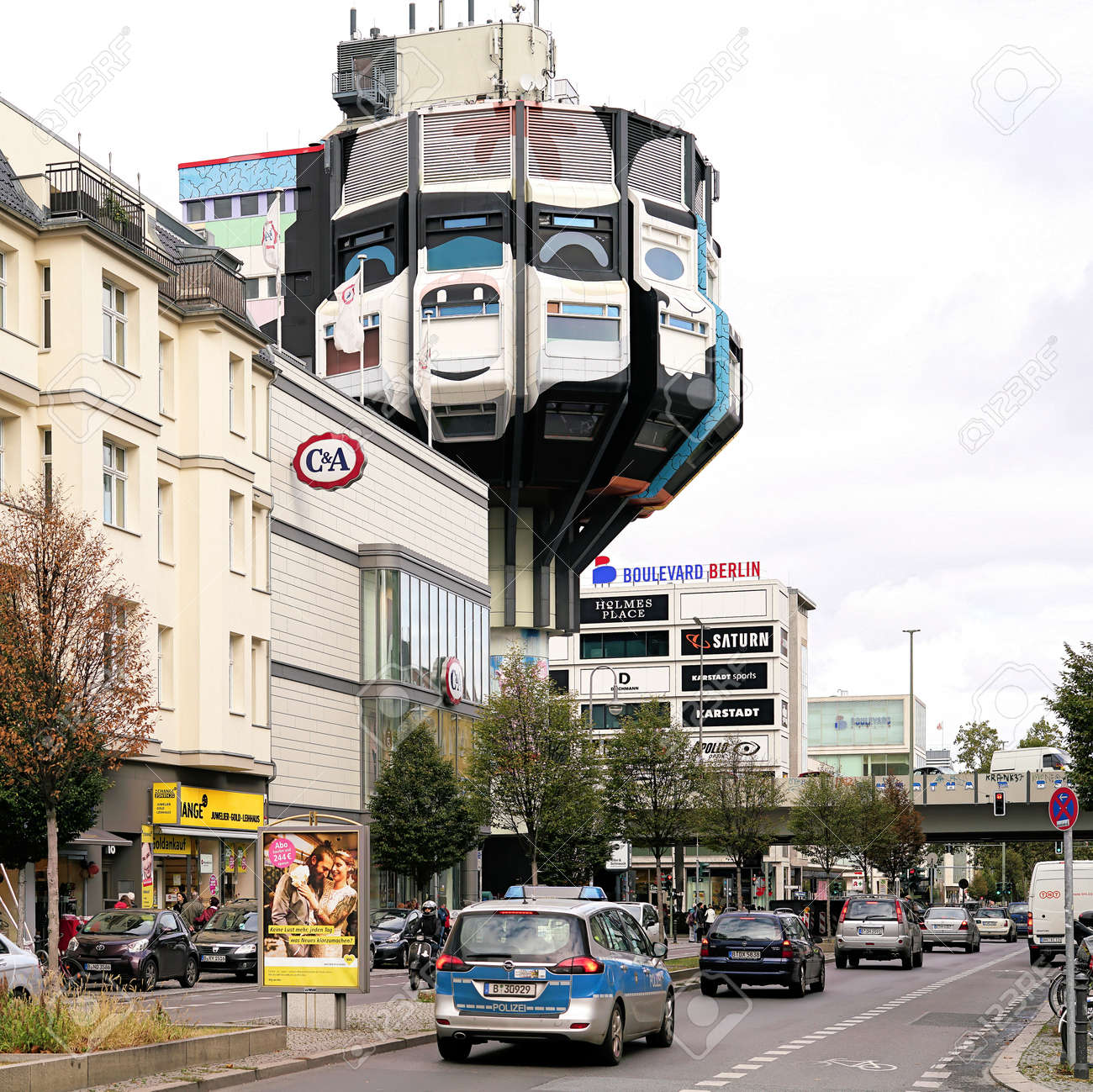 BERLIN, DEUTSCHLAND - 7. OKTOBER 2016: Die Schlossstraße Und Das ... BERLIN, DEUTSCHLAND - 7. OKTOBER 2016: Die Schlossstraße Und Das ...