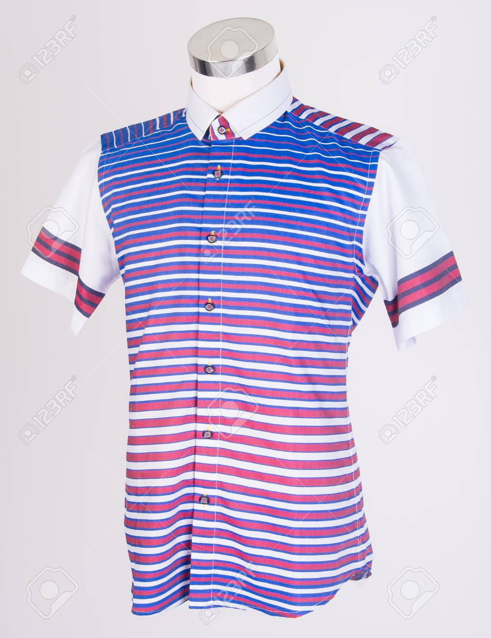 Camisetas Hombre. Camisas De Hombre En Maniquí Fotos Camisas | Hombre | Purificación García | Camisas hombre