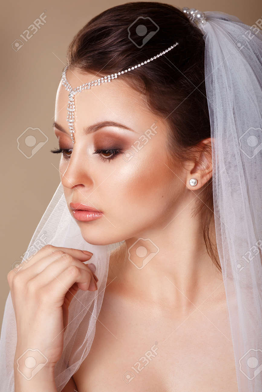 Belle Mariée Avec Coiffure De Mariage De Mode Avec Un Diadème Dans Ses Cheveux Sur Fond Blanc Closeup Portrait De Jeune Mariée Magnifique Mariage