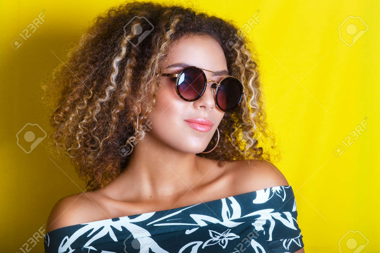 屋内でサングラスにアフロ アメリカンの女性の肖像画 背景が黄色 ライフ スタイル の写真素材 画像素材 Image 屋内でサングラスにアフロ アメリカンの女性の肖像画 背景が黄色 ライフ スタイル の写真素材 画像素材 Image
