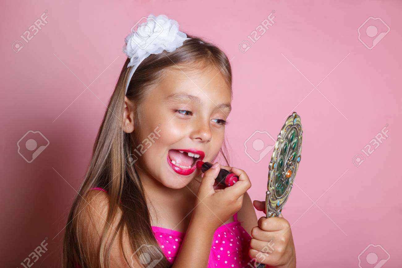 Kinderkosmetik Nettes Kleines Madchen Mit Lippenstift Lizenzfreie Fotos Bilder Und Stock Fotografie Image 85010294