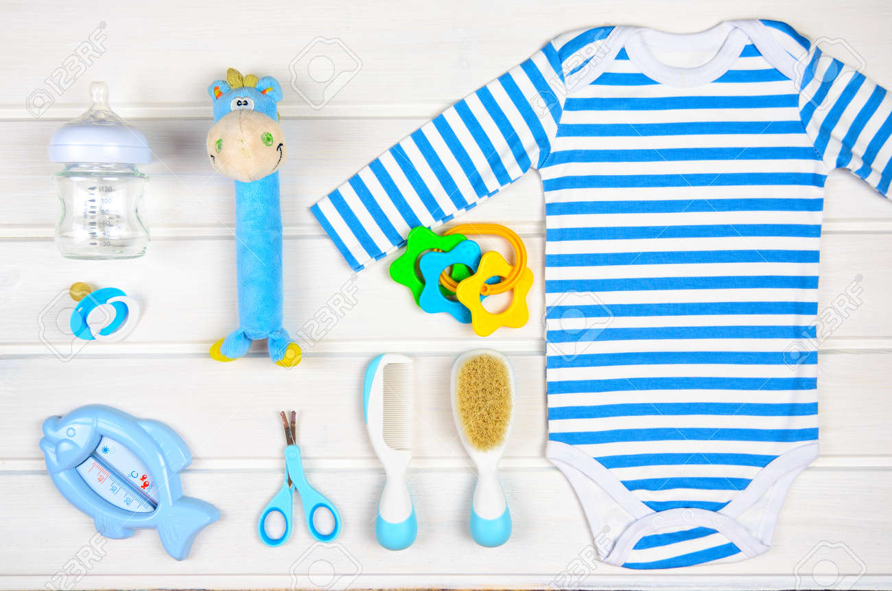 Accessoires bébé sur fond blanc en bois Banque d\u0027images , 67315319