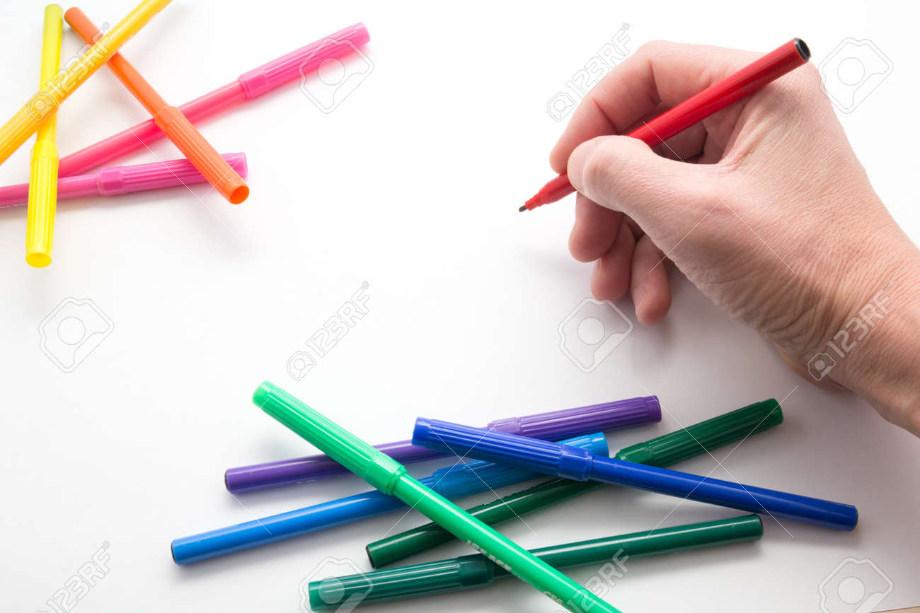 La Main Mans Prêt à Faire Un Dessin Au Feutre