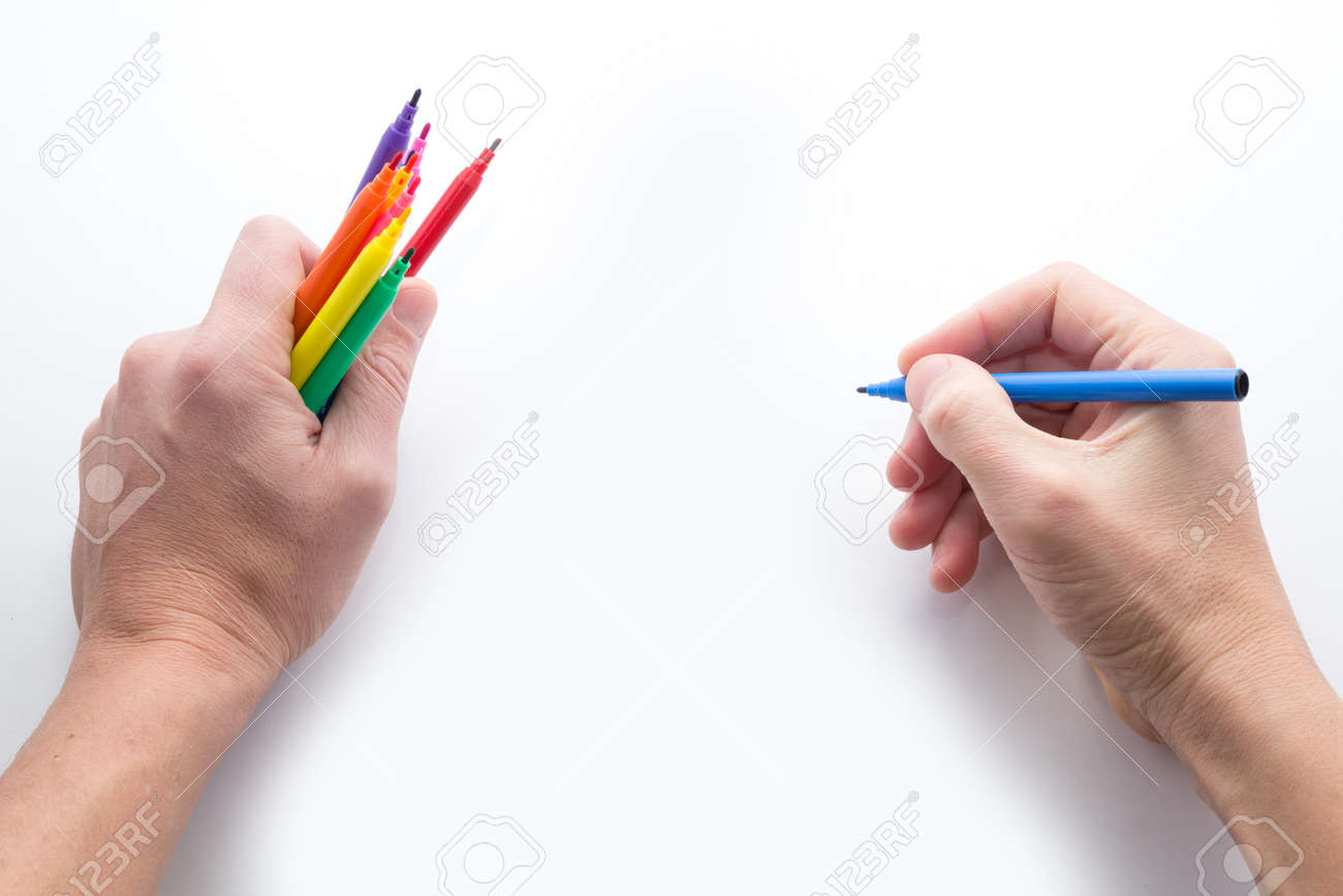 La Main Mans Prêt à Faire Un Dessin Au Feutre