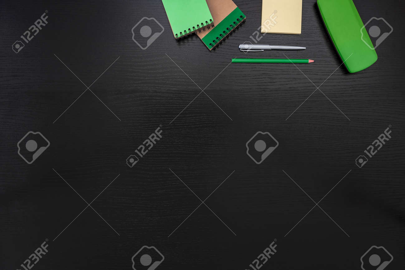 緑 黒 黄色のオフィス デスク事業背景と記事 壮大なケース メモ帳 鉛筆 ペン の写真素材 画像素材 Image 1816