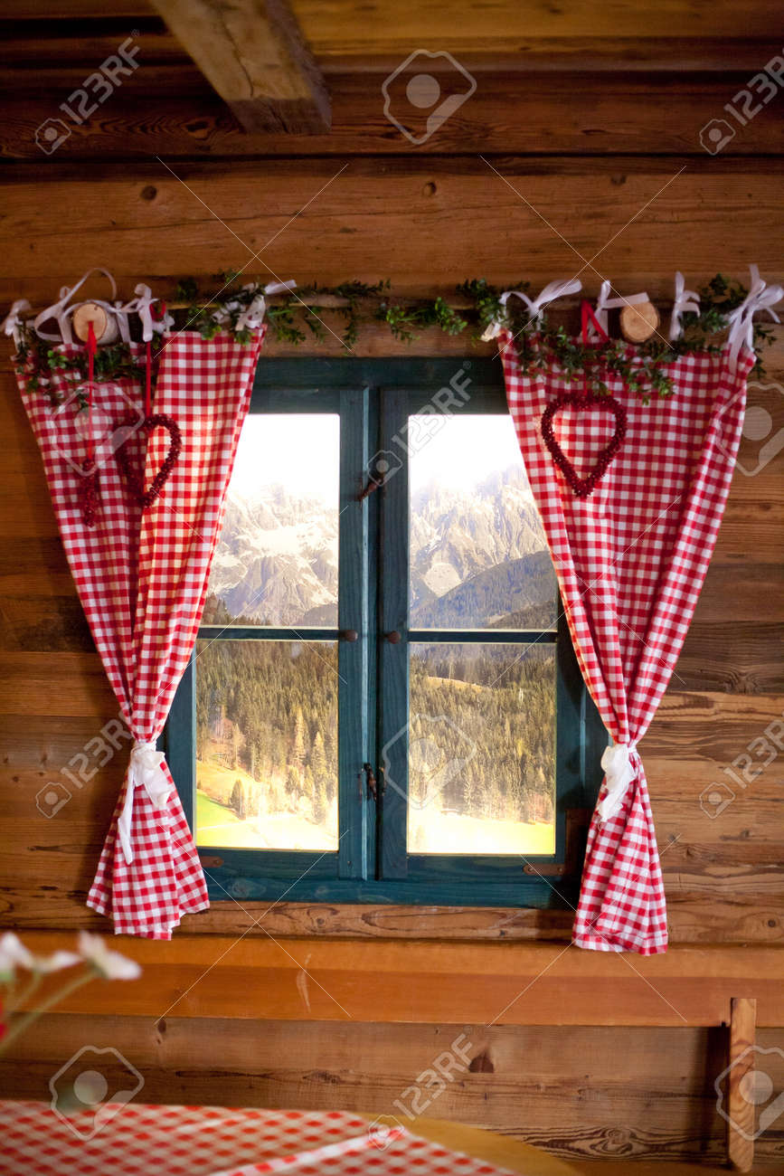 Réplique D\'un Chalet De Montagne. Parlor Ou Une Boîte à L ... Réplique D\'un Chalet De Montagne. Parlor Ou Une Boîte à L ...