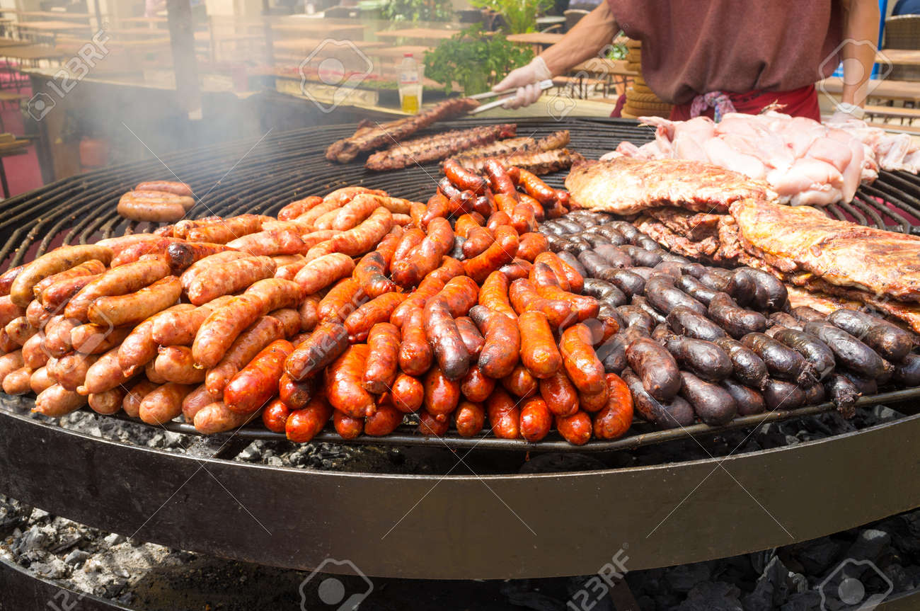 [Image: 29221194-ein-gro%C3%9Fer-grill-mit-versc...eladen.jpg]