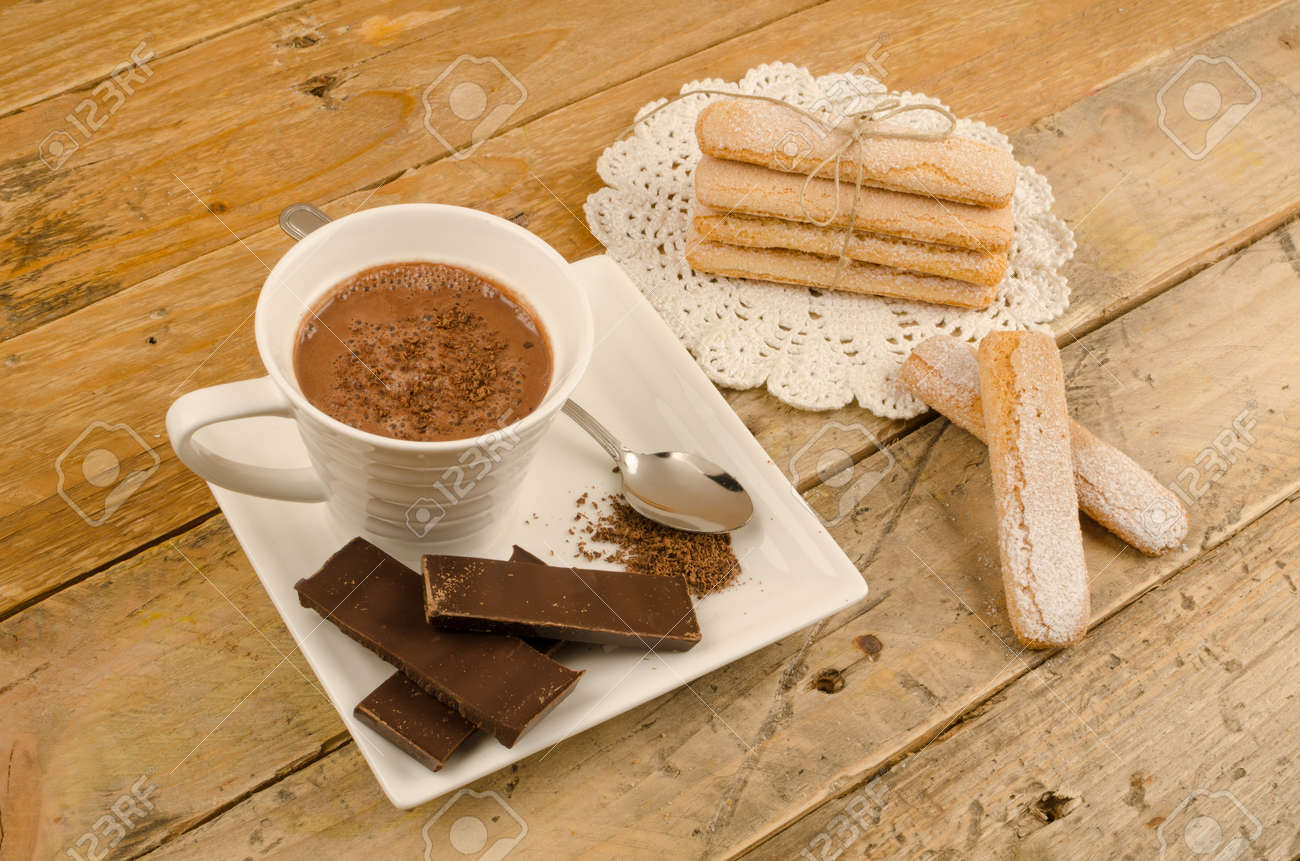 ホット チョコレートと新鮮なレディーフィンガー ビスケットでダンク シュートを の写真素材 画像素材 Image ホット チョコレートと新鮮なレディーフィンガー ビスケットでダンク シュートを の写真素材 画像素材 Image