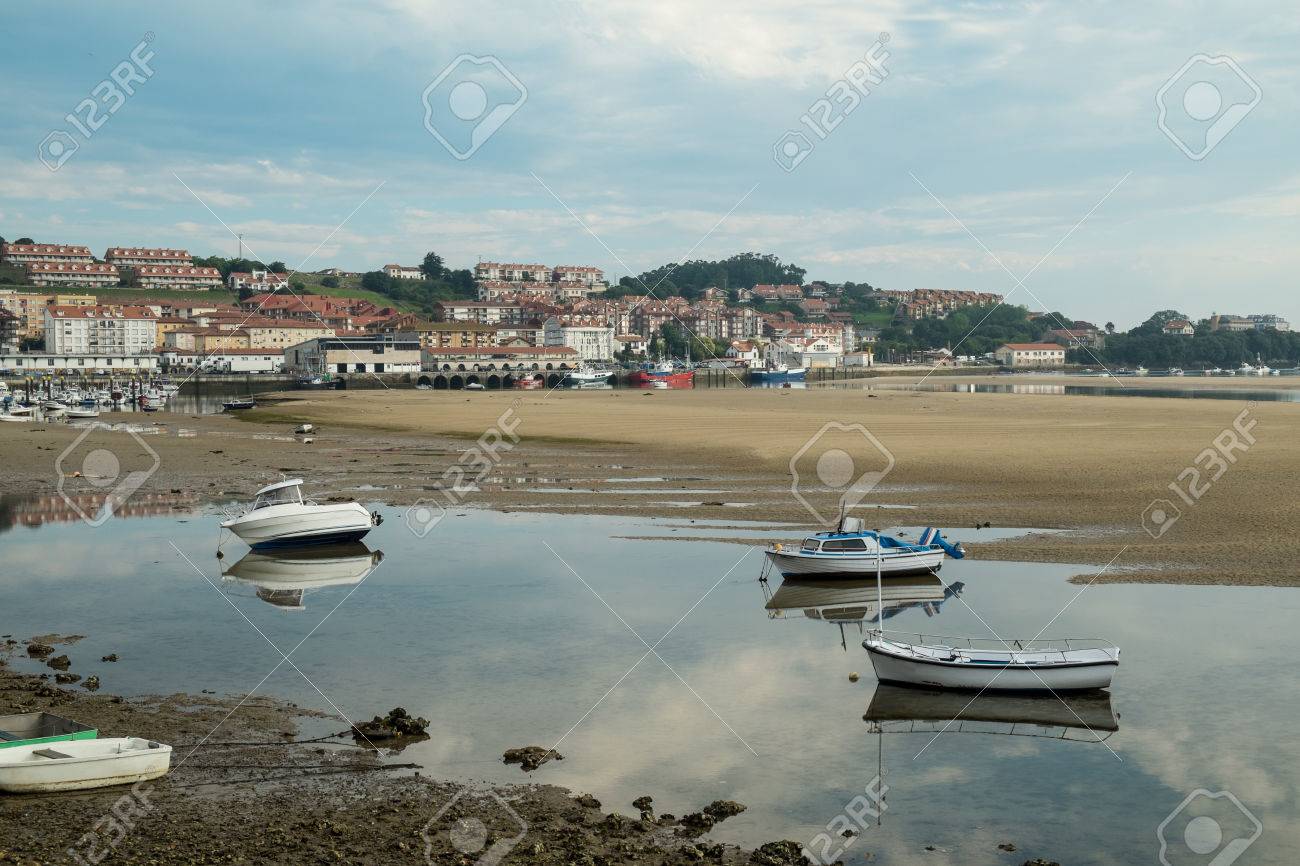 San Vicente De La Barquera Puerto Pesquero Tradicional Con Marea Baja Santander España Fotos Retratos Imágenes Y Fotografía De Archivo Libres De Derecho Image 67143724