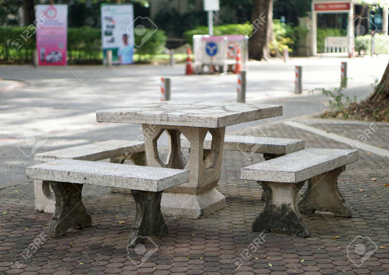 公園の古いテーブルと石のベンチ の写真素材 画像素材 Image 公園の古いテーブルと石のベンチ の写真素材 画像素材 Image
