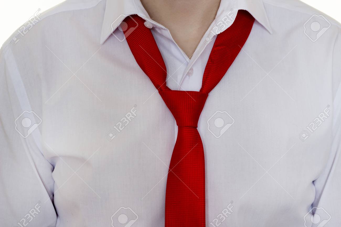 camisa con corbata roja