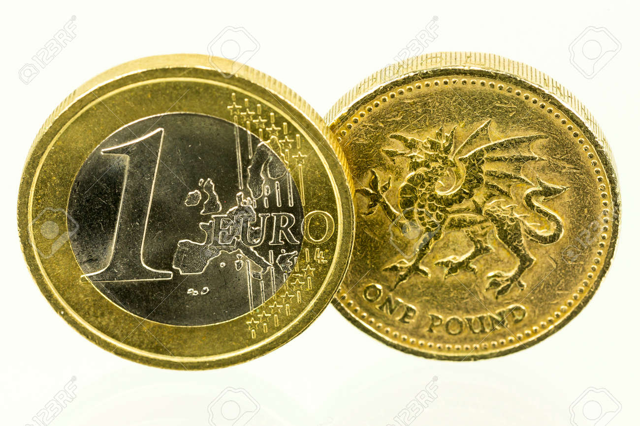 ヴィンテージ英国ポンドの硬貨を探してイギリス、1 ポンド、1 ユーロの通貨の写真素材・画像素材 Image 67634976