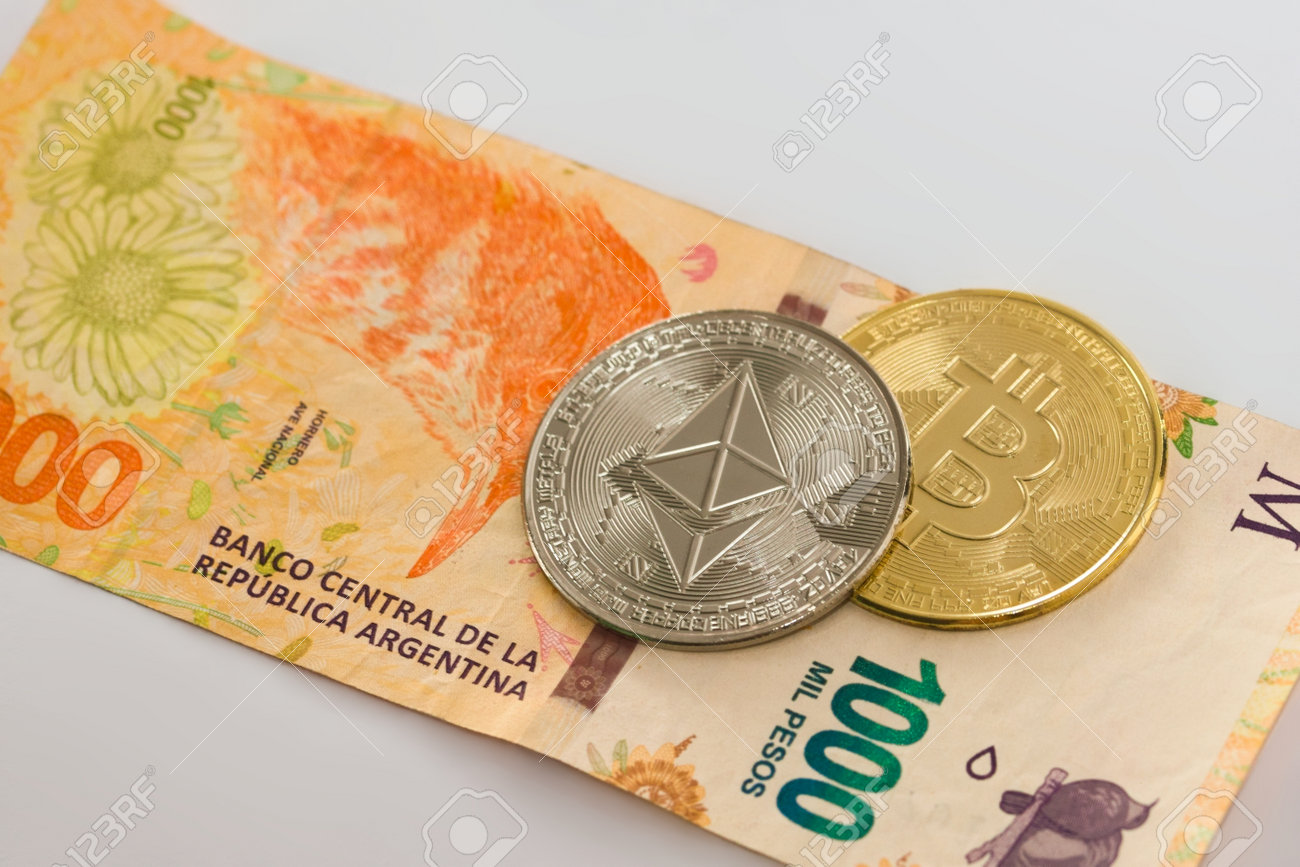 白い背景に物理的なビットコインとイーサリアムコイン、1,000アルゼンチンペソ紙幣。暗号通貨交換、投資コンセプト。の写真素材・画像素材 Image  194631634